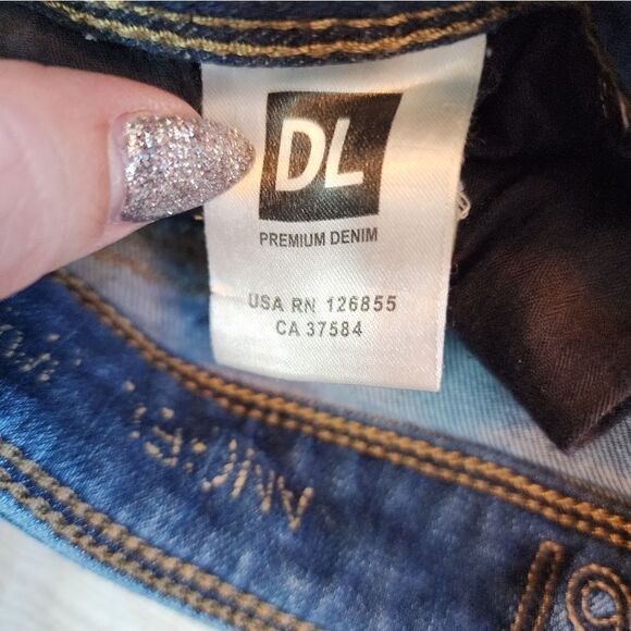 DL 1961 Angel Midrise Skinny Ankle Jean Size: 26 - Picture 3 of 4